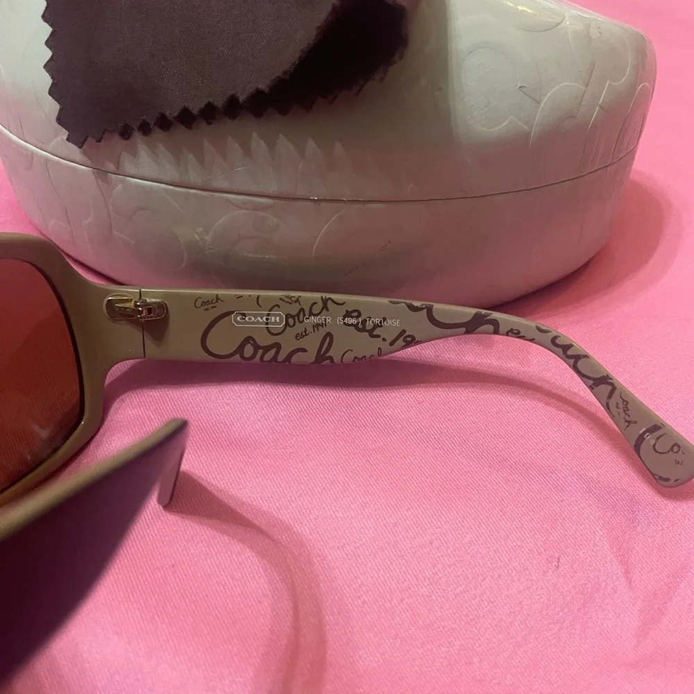 Coach sunglasses w/hard case😎 - Picture 3 of 8